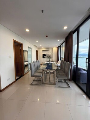 Apartemen Eksekutif, 1 kamar tidur, balkon, pemandangan samudra | Area keluarga | TV layar datar