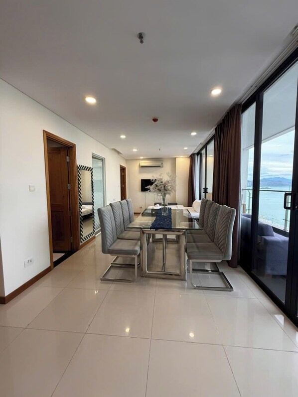 Executive appartement, 1 slaapkamer, balkon, uitzicht op zee | Woonruimte | Flatscreentelevisie