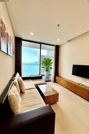 Executive appartement, 1 slaapkamer, balkon, gedeeltelijk uitzicht op oceaan | Woonruimte | Een flatscreentelevisie