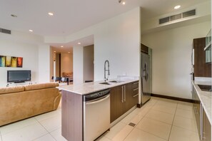 Apartamento conforto, 2 quartos, para não fumantes | Cozinha privada | Geladeira, micro-ondas, fogão, cooktop