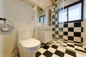 Family Suite, 1 Bedroom, Balcony | Bathroom - Sea Breeze B&B (Ji'an)