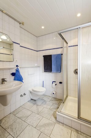 Dusche, kostenlose Toilettenartikel, Haartrockner, Handtücher