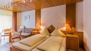 Double Room | Desk, free WiFi, bed sheets