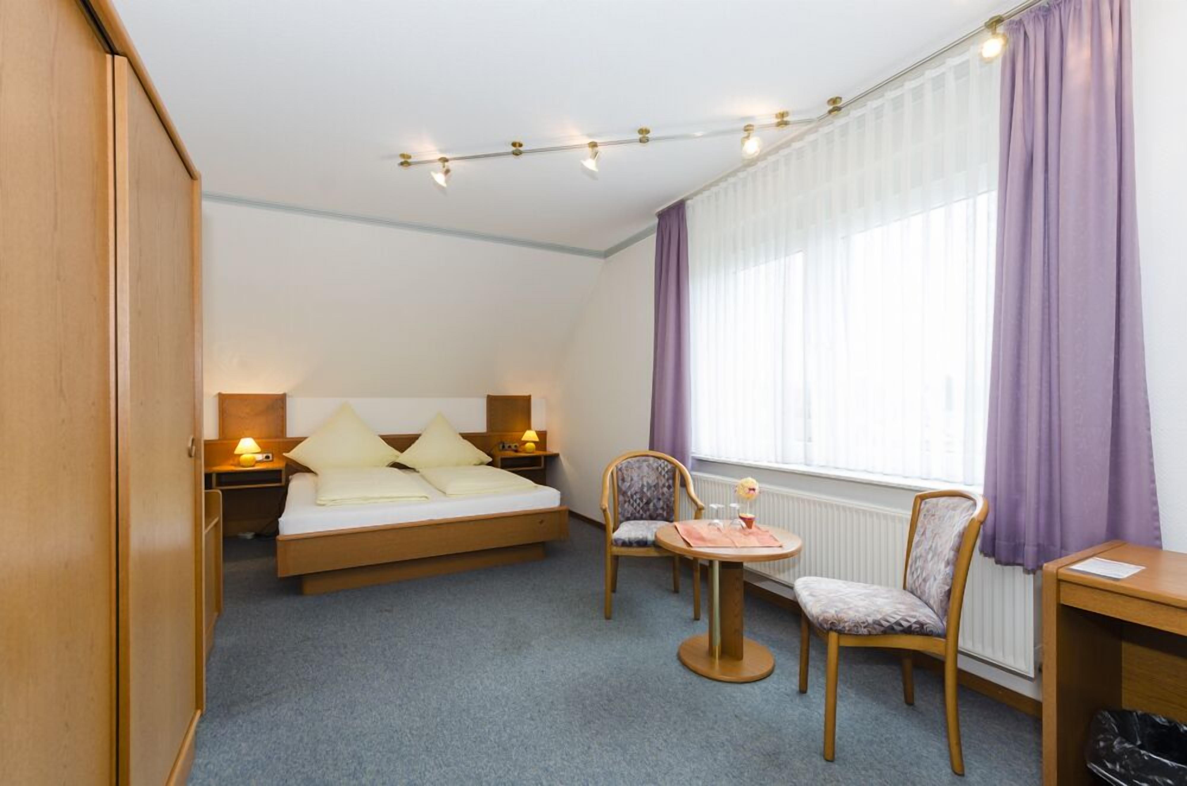 quadruple room | desk, free wifi, bed sheets