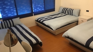 A hotel room with two beds, a desk, and a chair. - Hanzhong House (Taipei)