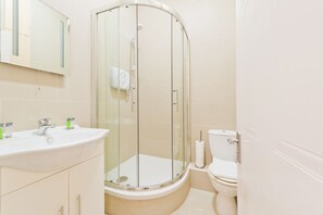 Apartamento, 1 habitación | Baño | Ducha, artículos de higiene personal gratuitos y secador de pelo