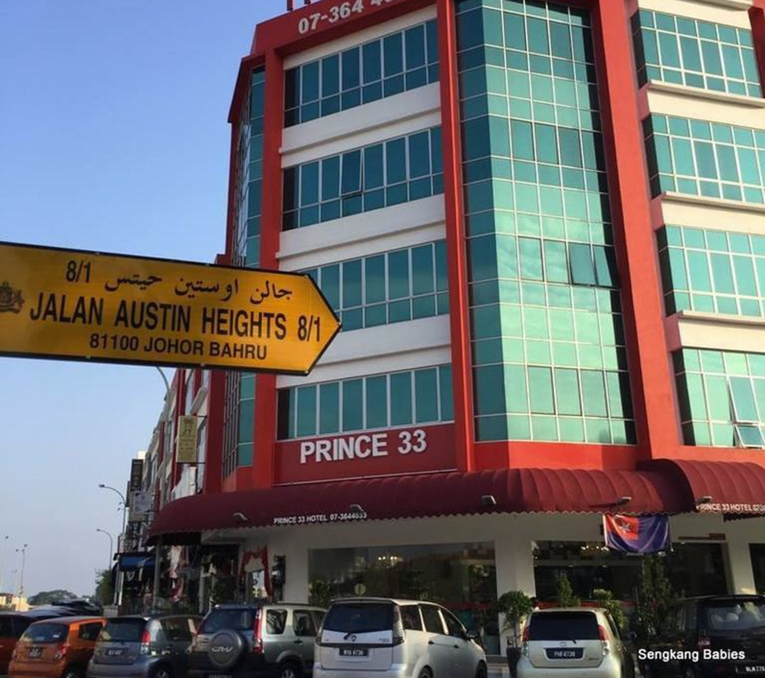 Um hotel chamado PRINCE 33, com uma placa indicando Jalan Austin Heights 8/1 e 81100 Johor Bahru.