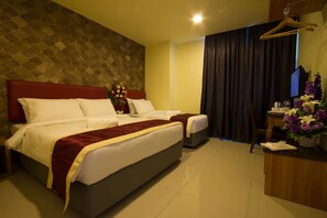 Escritorio, tabla de planchar con plancha y wifi gratis 