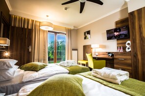 Quarto casal conforto, sacada | Cofres nos quartos, escrivaninha, quartos à prova de som