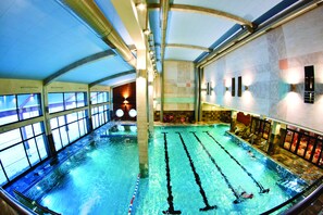 Piscina interna, piscina externa sazonal, espreguiçadeiras