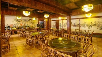 Melayani sarapan, makan siang, dan makan malam