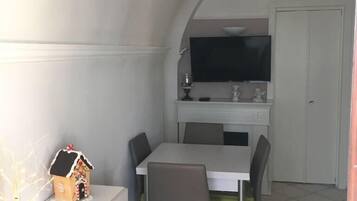 Studio, Kitchenette | Living area | Flat-screen TV