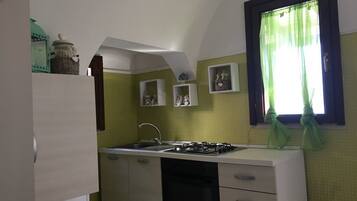 Studio, Kitchenette | Private kitchenette | Fridge