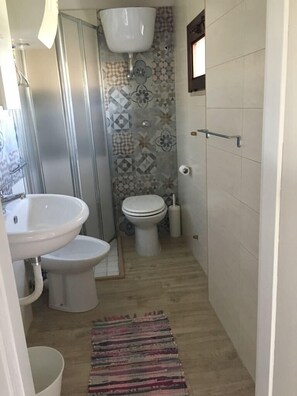 Ducha, artículos de tocador gratuitos, secador de pelo, bidet