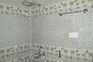 Dusche, kostenlose Toilettenartikel, Handtücher