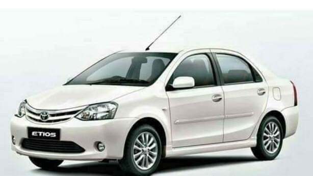 En vit Toyota Etios-sedan.