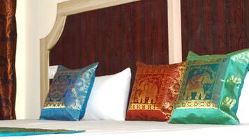 1 sovrum, sängtillbehör av högsta kvalitet, skrivbord och ljudisolering