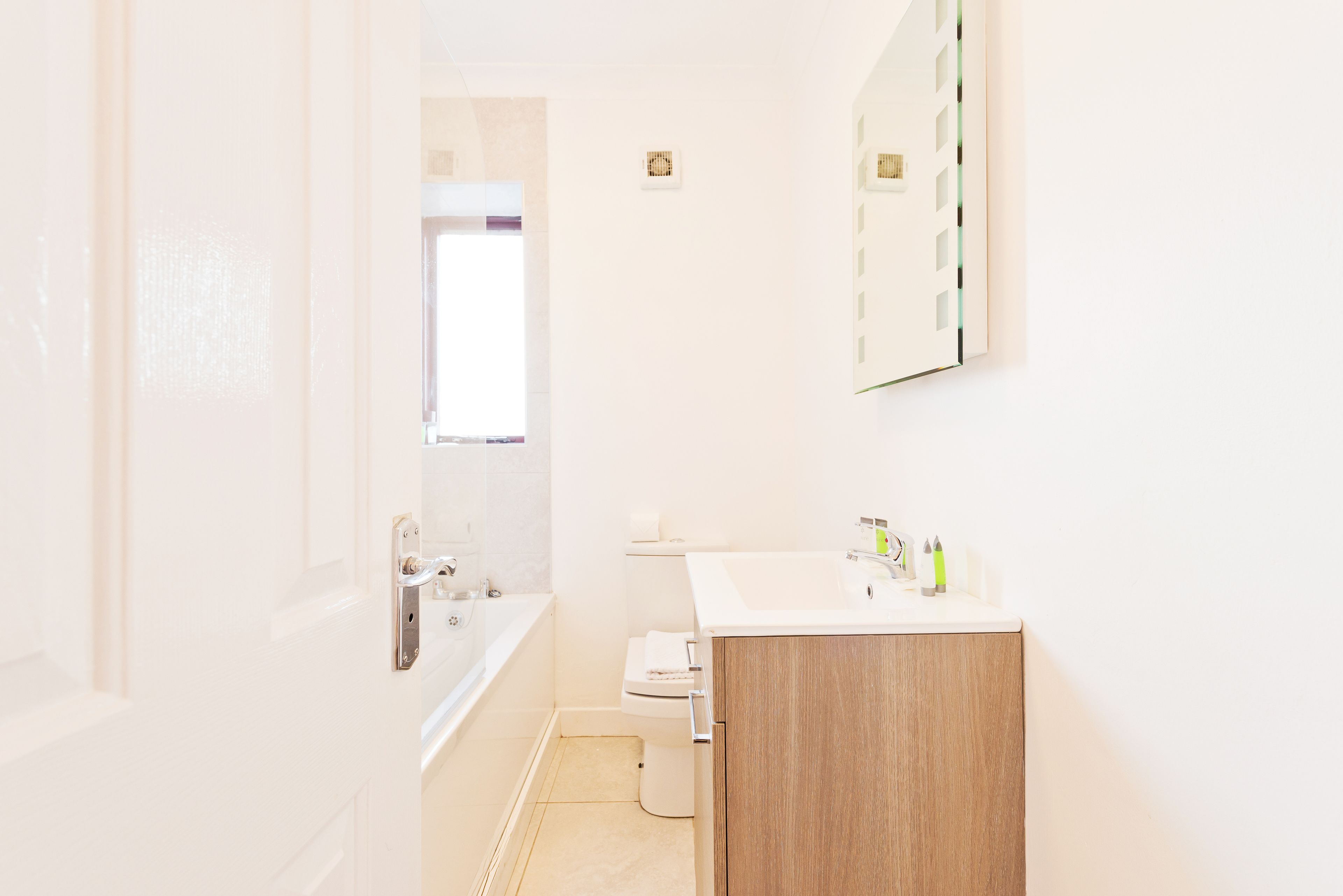 Un baño con bañera, inodoro y lavamanos.