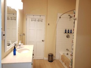 Deluxe Apartment, 2 Bedrooms, Garden Area | Bathroom | Free toiletries, towels - Keep Cool Apartment (Gros Islet)