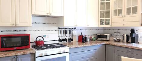 Deluxe appartement, 2 slaapkamers, aan tuin | Privékeuken | Een espressoapparaat, een koffiezetapparaat/waterkoker, een waterkoker