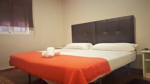 Quarto casal clássico | Camas extras/dobráveis (sobretaxa), Wi-Fi de cortesia, roupa de cama