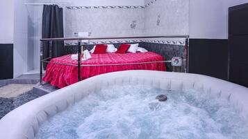 Deluxe suite, bubbelbad | Extra bedden (toeslag), gratis wifi, beddengoed