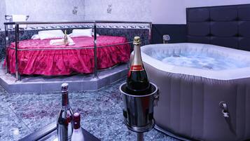 Deluxe suite, bubbelbad | Extra bedden (toeslag), gratis wifi, beddengoed