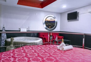 Suíte luxo, banheira de hidromassagem | Camas extras/dobráveis (sobretaxa), Wi-Fi de cortesia, roupa de cama