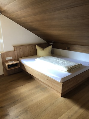 Habitación individual | Caja fuerte, escritorio, wifi gratis y ropa de cama