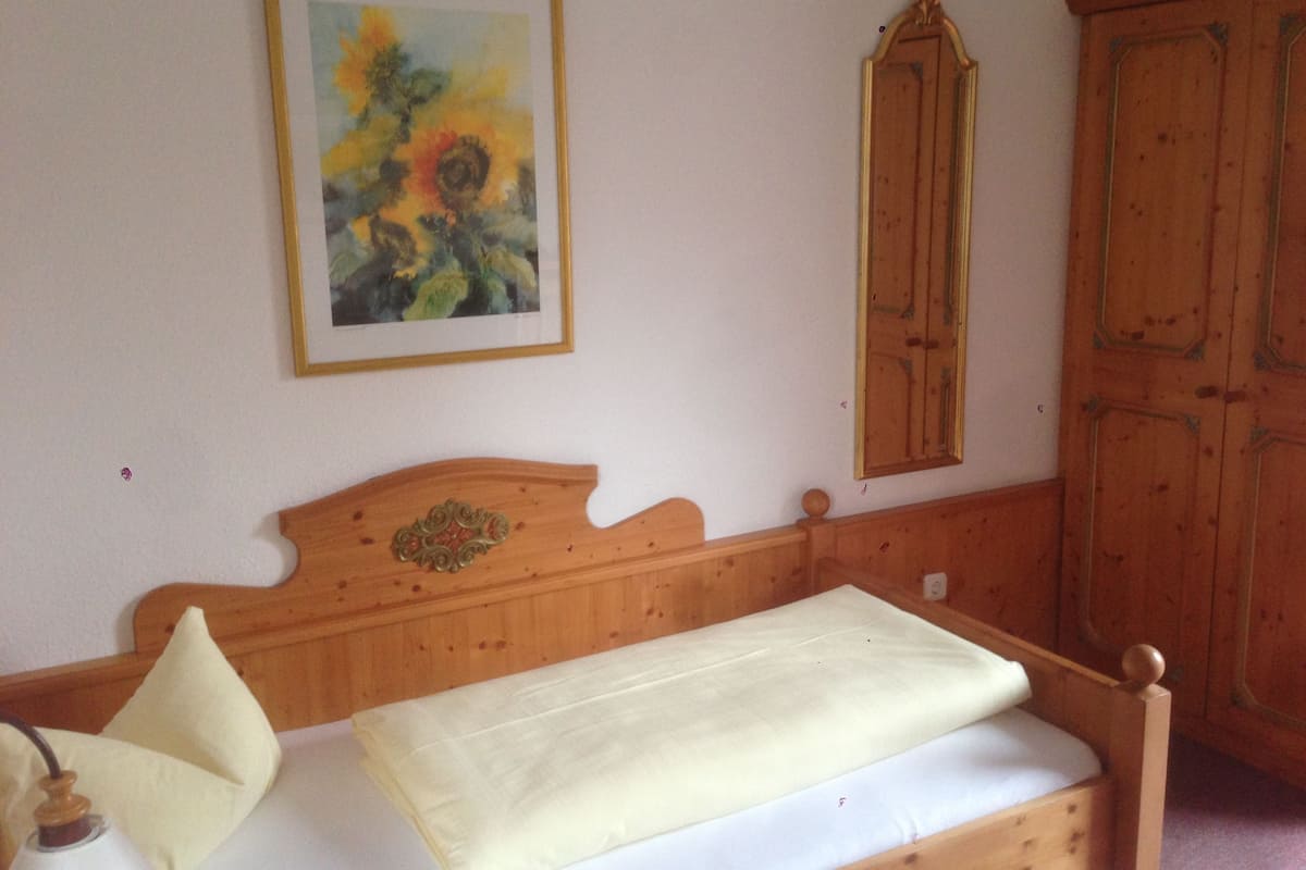 Single Room | In-room safe, desk, WiFi (free), bed sheets