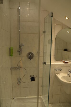 Shower, free toiletries, hair dryer, towels - Gästehaus Maria (Garmisch-Partenkirchen)