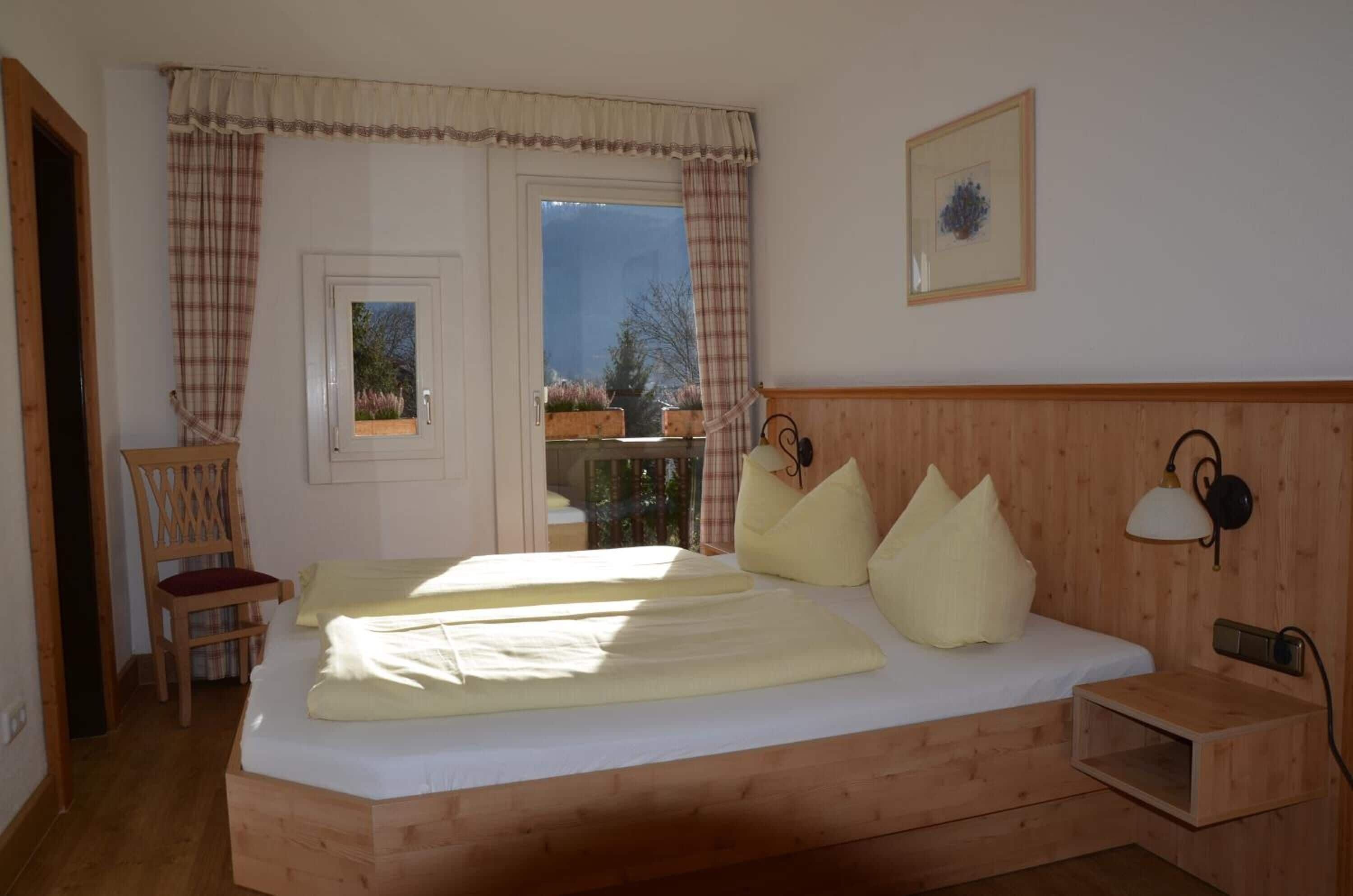 Safe på rommet, skrivebord, wi-fi (inkludert) og sengetøy