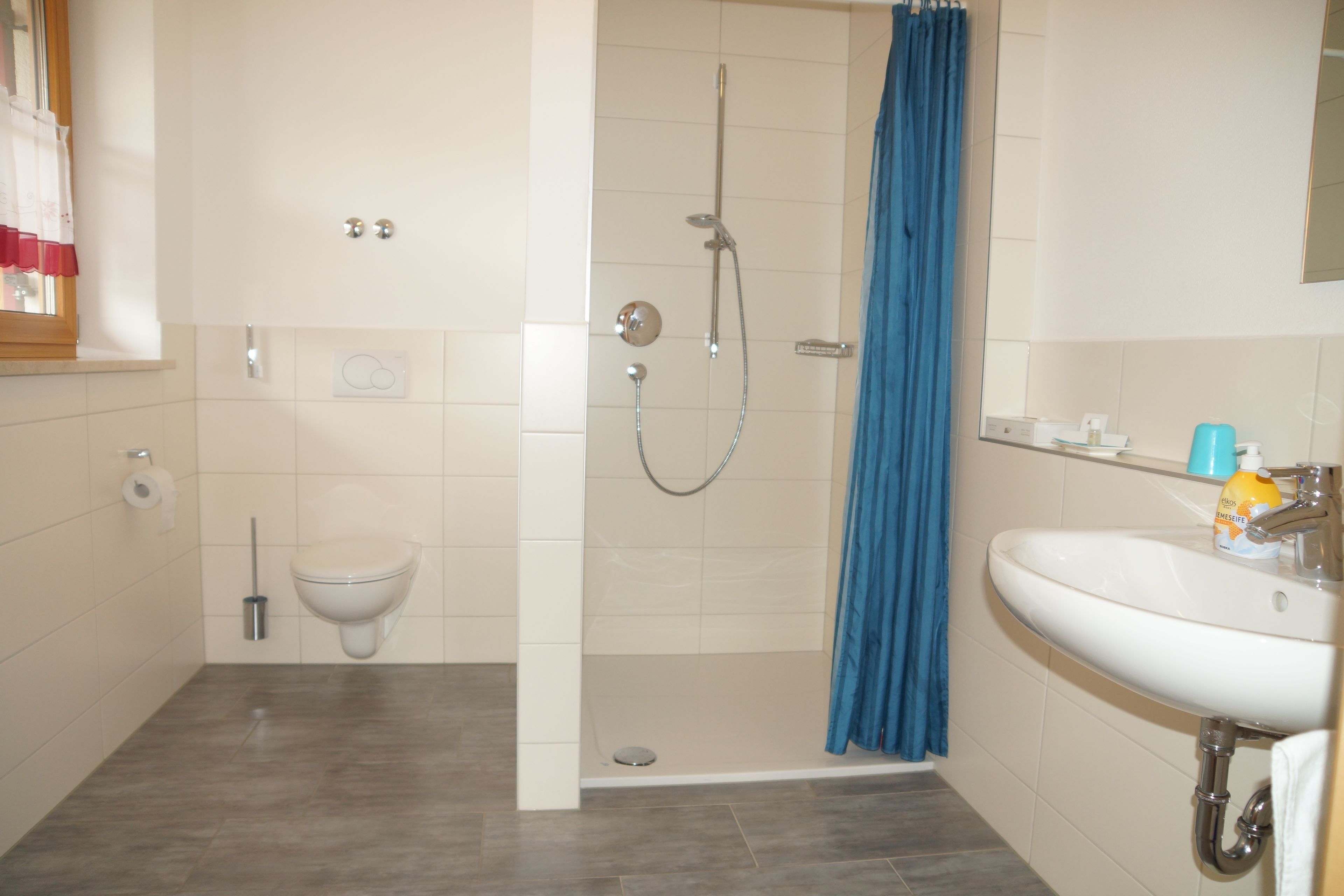 classic double room, 1 double bed, non smoking, corner | bathroom | free toiletries, hair dryer, dressing gowns, heated floors