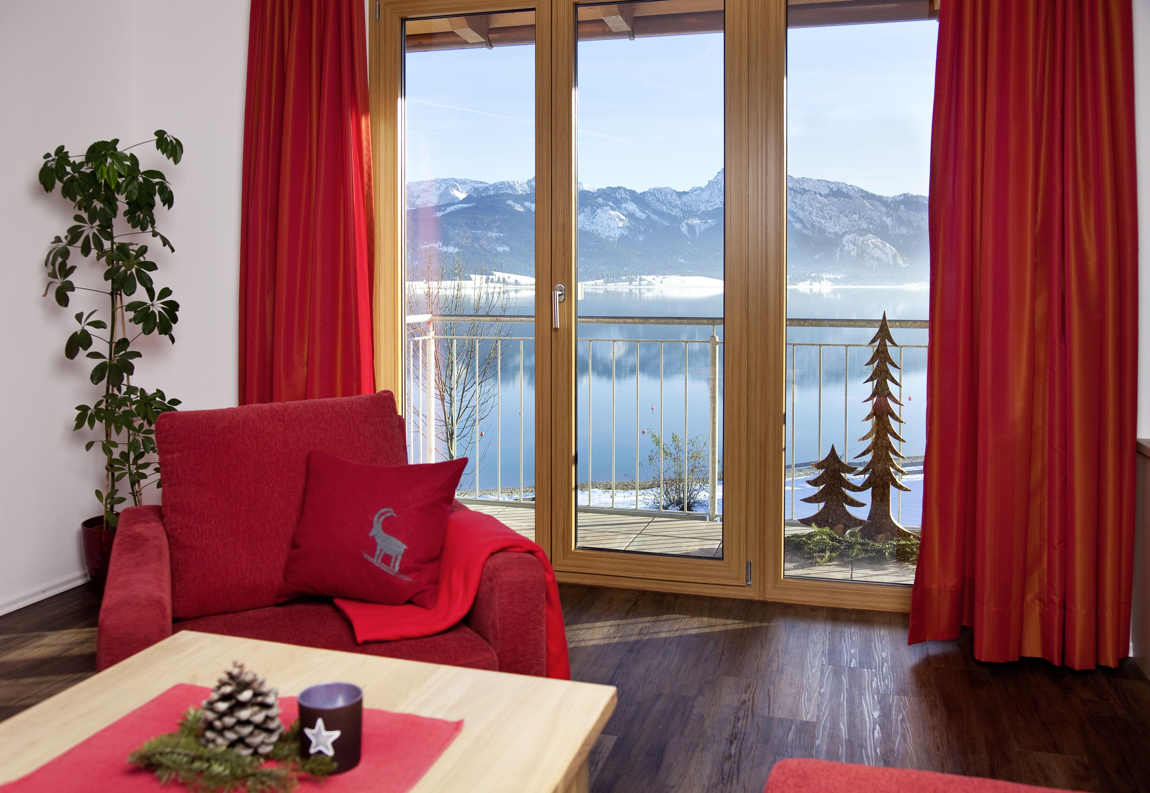 junior suite | living area | flat-screen tv