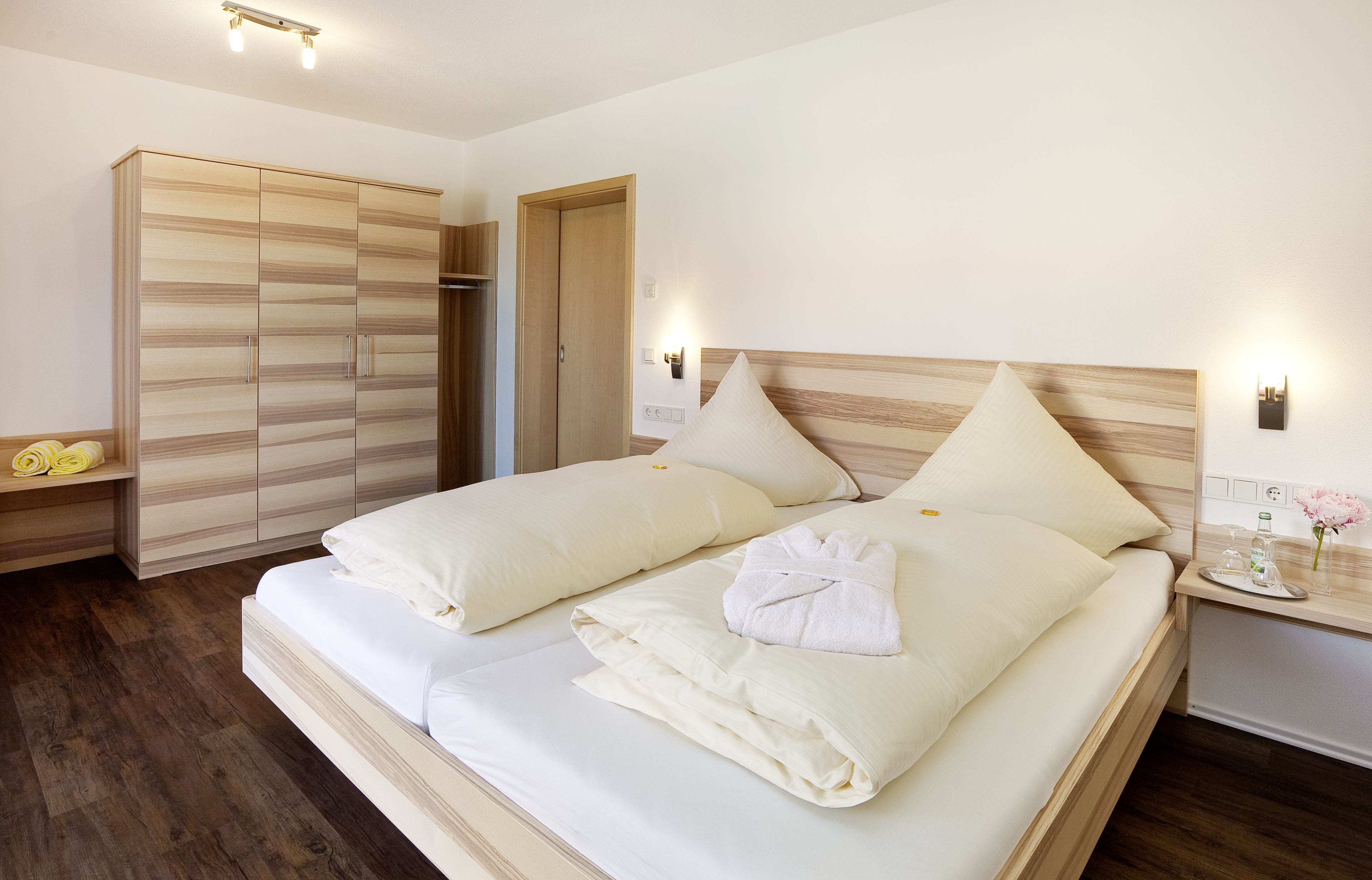 deluxe apartment, 2 bedrooms, lake view | in-room safe, rollaway beds, free wifi, bed sheets