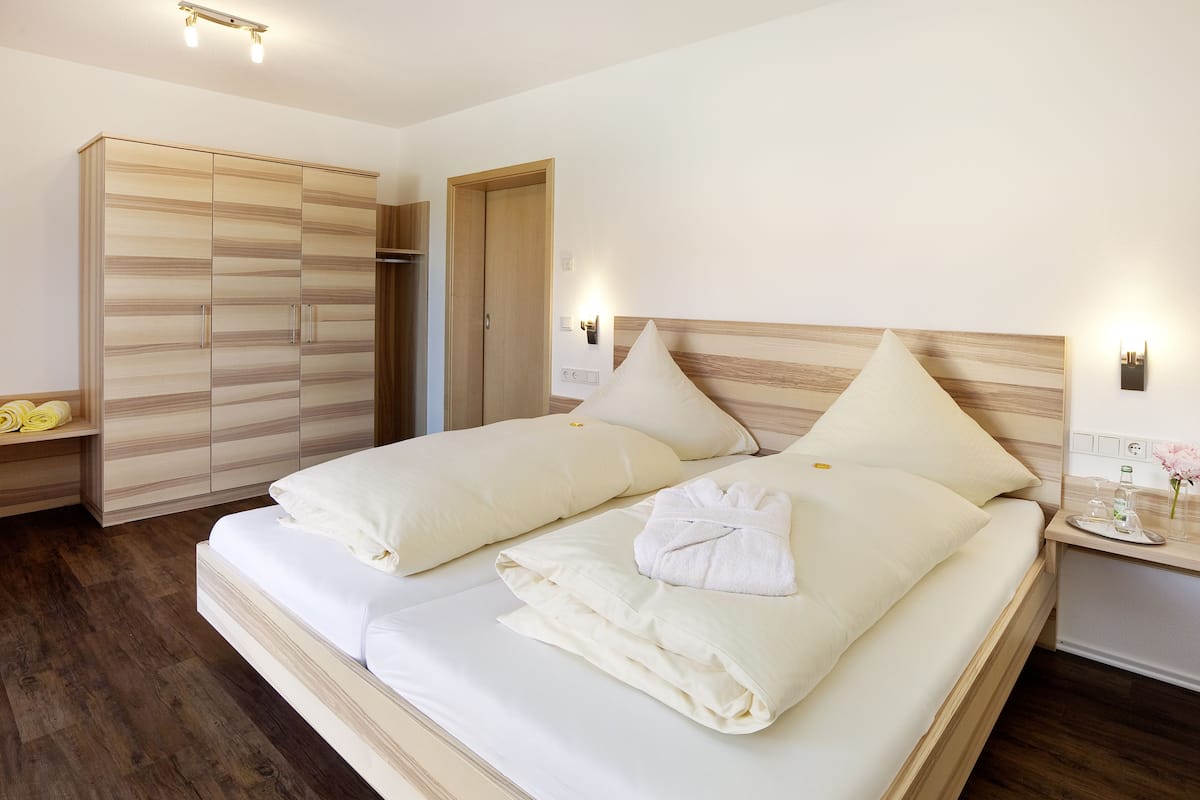 deluxe apartment, 2 bedrooms, lake view | in-room safe, rollaway beds, free wifi, bed sheets