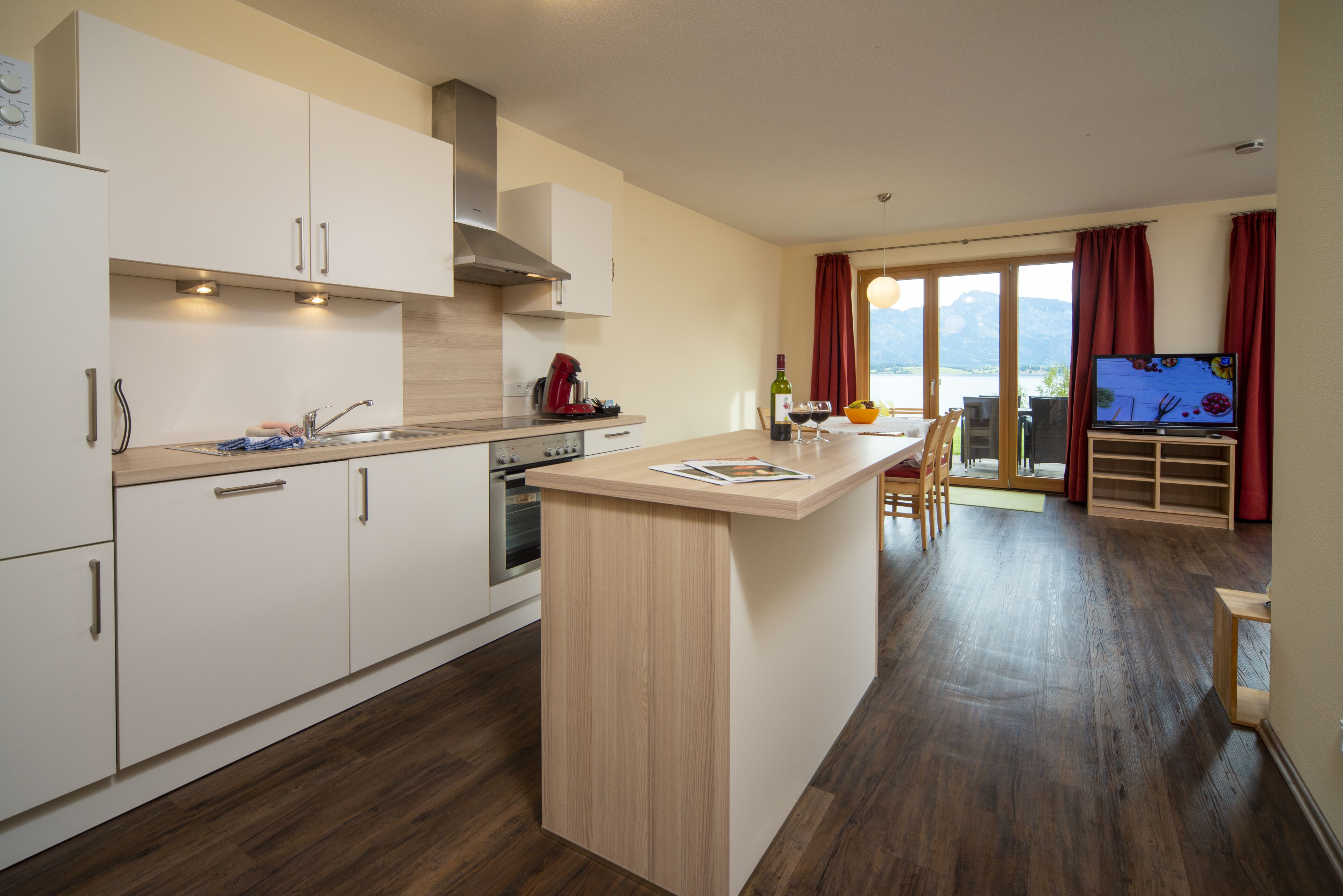 junior suite | living area | flat-screen tv