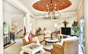 Villa familiar, 4 habitaciones, alberca privada | Área de sala de estar | Televisión de pantalla plana 