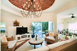 Villa familiar, 4 habitaciones, alberca privada | Área de sala de estar | Televisión de pantalla plana 