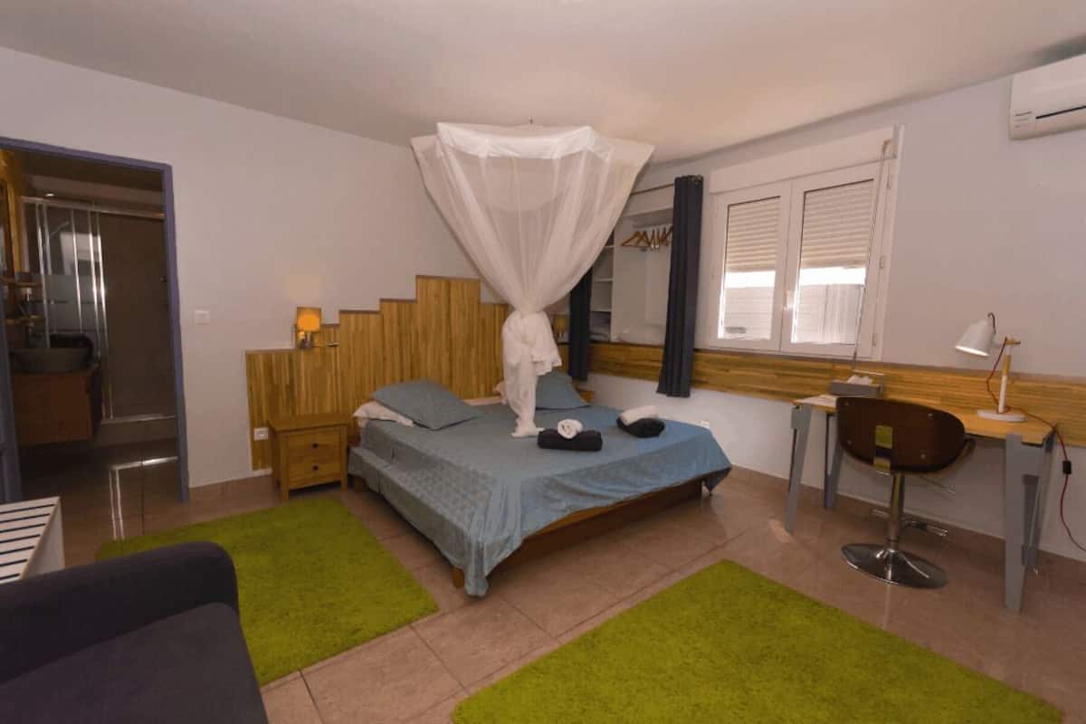 Chambre Double Confort (Carambole), plusieurs lits, salle de bains privée, vue jardin | 高級寝具、セーフティボックス (室内)、ノートパソコン用作業スペース、遮光カーテン