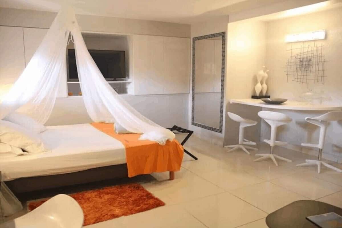 Appartement Supérieur (Papaye) , salle de bains privée | 高級寝具、セーフティボックス (室内)、ノートパソコン用作業スペース、遮光カーテン