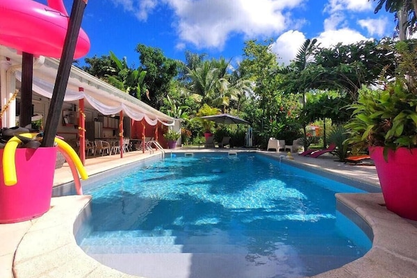 Kolam renang outdoor, dengan payung kolam renang dan kursi berjemur