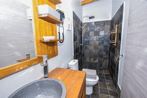 Phòng Suite, có phòng tắm riêng, quang cảnh hồ bơi (Mini Suite Pamplemousse) | Phòng tắm | Buồng tắm vòi sen, đồ dùng nhà tắm miễn phí, máy sấy tóc 