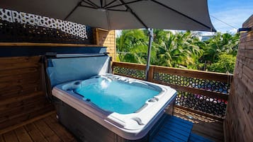 Appartement Supérieur (Papaye) , salle de bains privée | Bañera de hidromasaje al aire libre