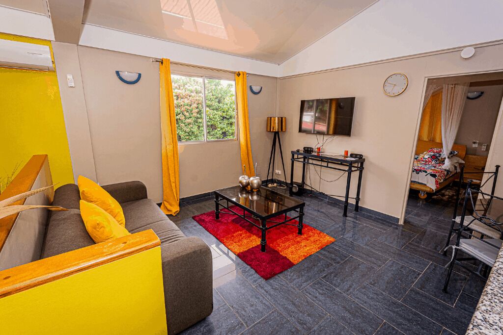 Appartement Deluxe ( Maracudja), 1 très grand lit et 1 canapé-lit, terrasse, côté jardin | Bộ đồ giường cao cấp, két bảo mật tại phòng, trang trí khác biệt 