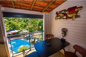 Chambre Double Confort (Carambole), plusieurs lits, salle de bains privée, vue jardin | Vista da propriedade