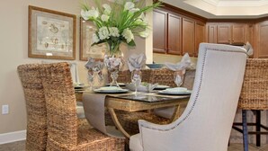 In-room dining - Phoenix West II by Luxury Gulf Rentals (Orange Beach)