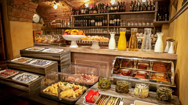 A buffet with various food items and a wine selection. - Apartments Hiša Pod Gradom (Ljubljana)