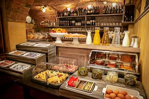 Ein Buffet mit verschiedenen Speisen und einer Auswahl an Wein.