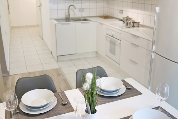 Apartemen Comfort (4) | Dapur pribadi | Lemari es besar, oven, kompor, dan mesin pencuci piring